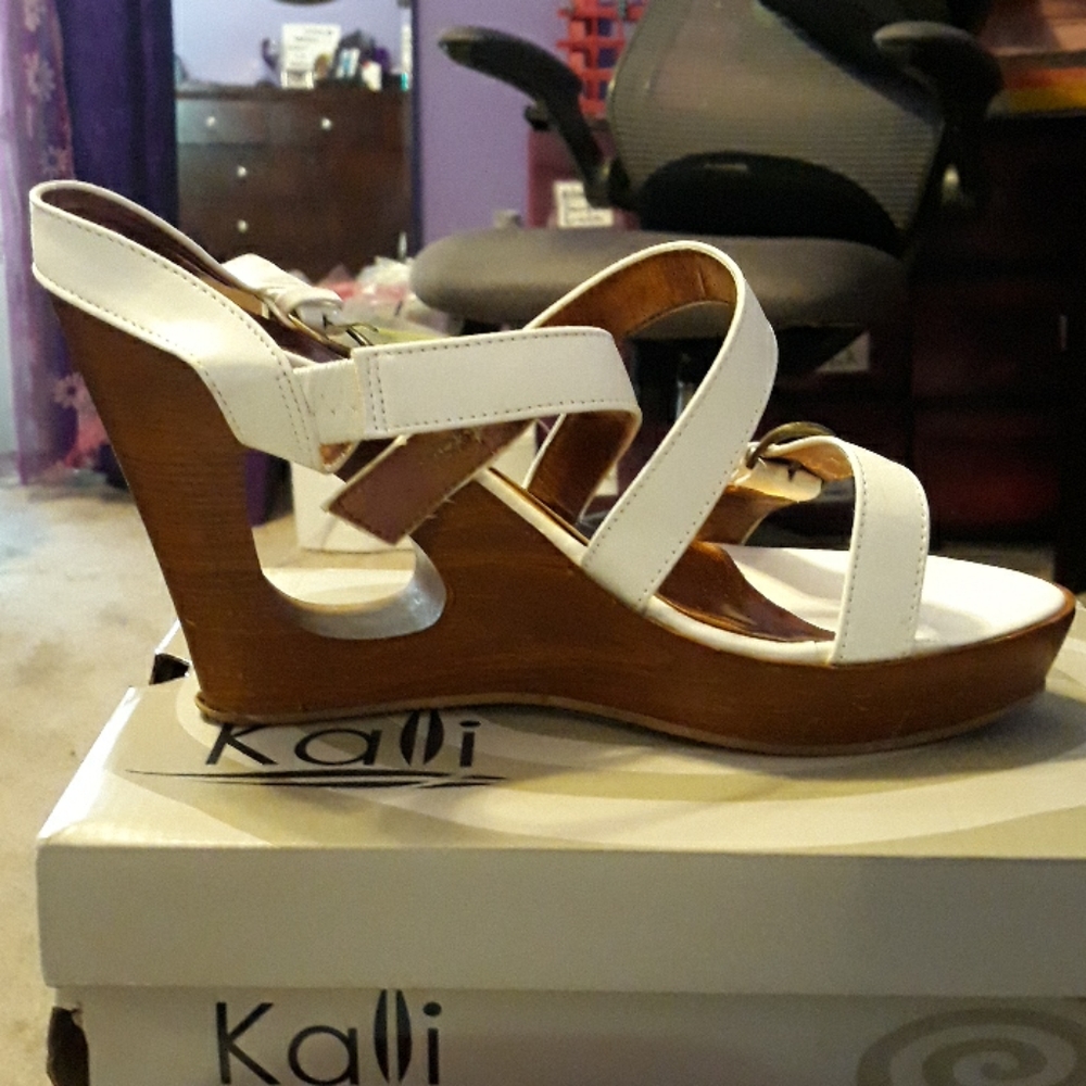Wedge heel shoe